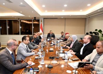 وزير الإسكان يتابع موقف تشغيل مشروع ممشى أهل مصر.. وموقف مشروعات تطوير أرض مطار إمبابة
