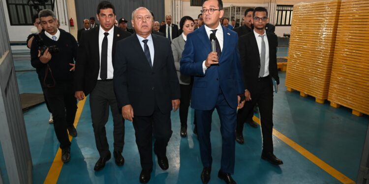 خلال جولته التفقدية لعدد 4 مصانع .. وزير الصناعة يفتتح خطوط إنتاج جديدة بمصنعان بالعاشر من رمضان