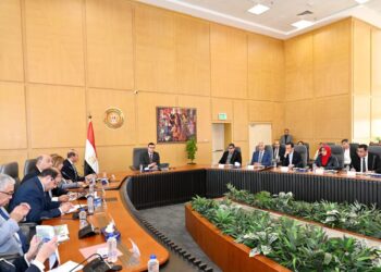 وزير الإسكان يعقد اجتماعاً موسعاً صباح اليوم لمتابعة الموقف التنفيذى لمشروع حديقة تلال الفسطاط
