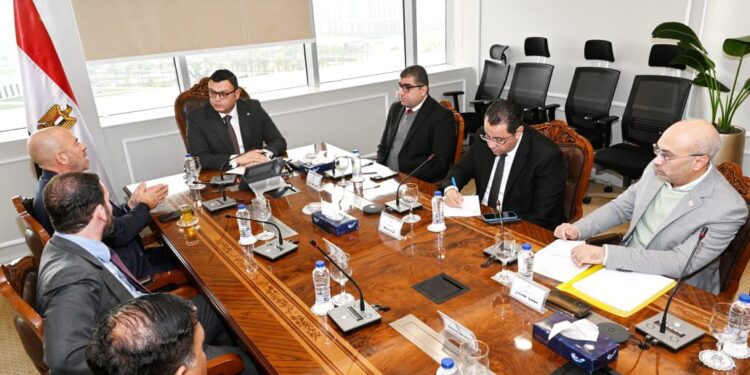 في اجتماعٍ عقده صباح اليوم: وزير الإسكان يناقش مقترح مشروع مستشفى عالمى على مساحة 46 ألف متر بالعاصمة الإدارية الجديدة