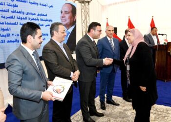 التى تم تقنين أوضاعها: وزير الإسكان يسلم عدداً من محاضر استلام الأراضى المضافة لمدينة العبور الجديدة لمستحقيها