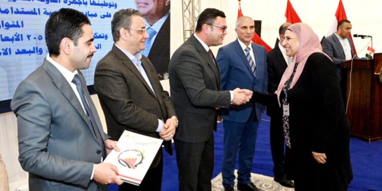 التى تم تقنين أوضاعها: وزير الإسكان يسلم عدداً من محاضر استلام الأراضى المضافة لمدينة العبور الجديدة لمستحقيها