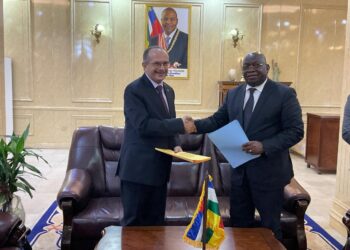 رئيس أفريقيا الوسطى يرحب بـ «المقاولون العرب».. وتوقيع بروتوكول لإعادة تأهيل طريق بطول 194 كيلو