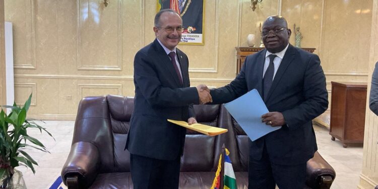 رئيس أفريقيا الوسطى يرحب بـ «المقاولون العرب».. وتوقيع بروتوكول لإعادة تأهيل طريق بطول 194 كيلو