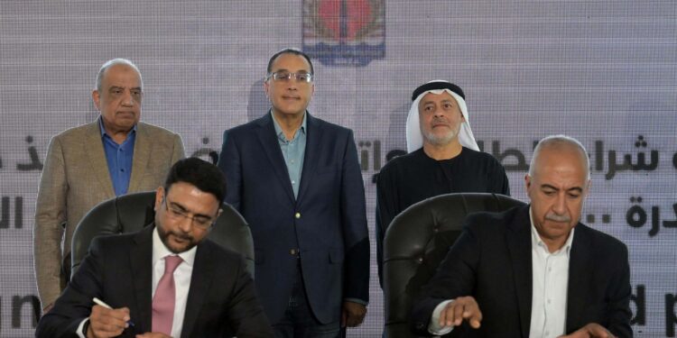 على هامش الاحتفال بتدشين محطة أبيدوس بأسوان: «رئيس الوزراء» يشهد مراسم توقيع اتفاقيتين لتنفيذ مشروع محطة رياح بقدرة 500 ميجاوات بخليج السويس باستثمارات 600 مليون دولار