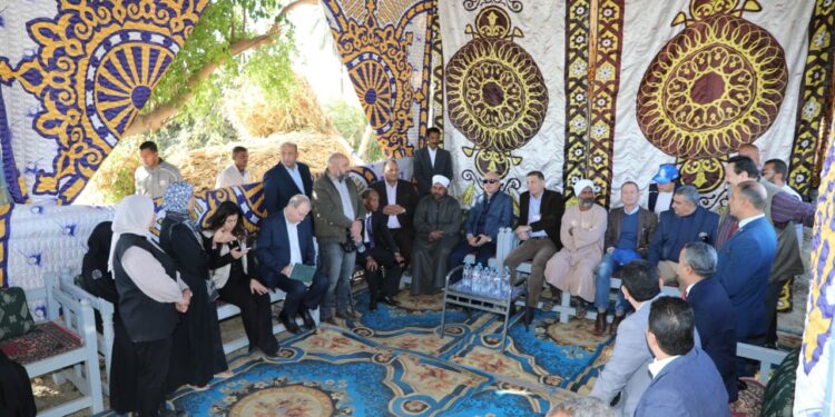 في مستهل زيارته للمحافظة.. وزير الزراعة يتلقي مزارعي قرية البغدادي بالأقصر