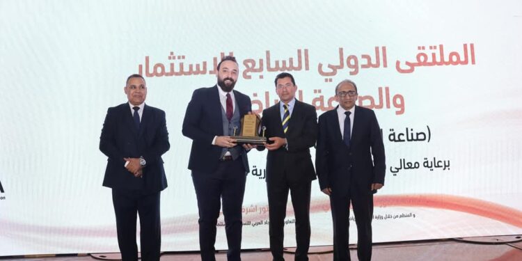 وزير الشباب والرياضة يكرم المهندس محمد شبل بعد ارتفاع محفظة استثمارات شركته ل 50 مليار جنيه بالسوق العقاري السياحي 2024