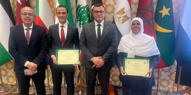 ضمن مشاركته في فعاليات مجلس وزراء الإسكان العرب بالجزائر: وزير الإسكان يتسلم جائزة فوز مصر عن مشروع «روضة السيدة» كأفضل المشروعات السكنية المُنَفذَة