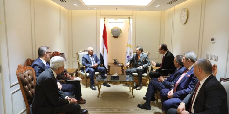 وزير الصناعة يستقبل وفد من المستثمرين الأتراك ورئيس اتحاد الغرف العالمية لبحث إقامة منطقة صناعية تركية بمصر