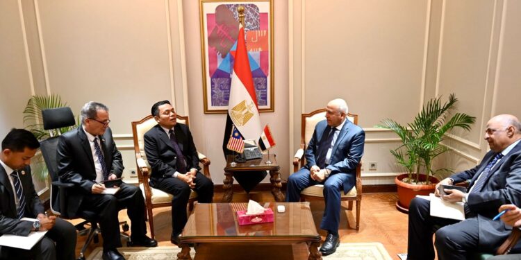 وزير الصناعة يستقبل سفير دولة ماليزيا لبحث سبل تعزيز التعاون بين البلدين في مجال الصناعة وزيادة الاستثمارات الماليزية في السوق المصري