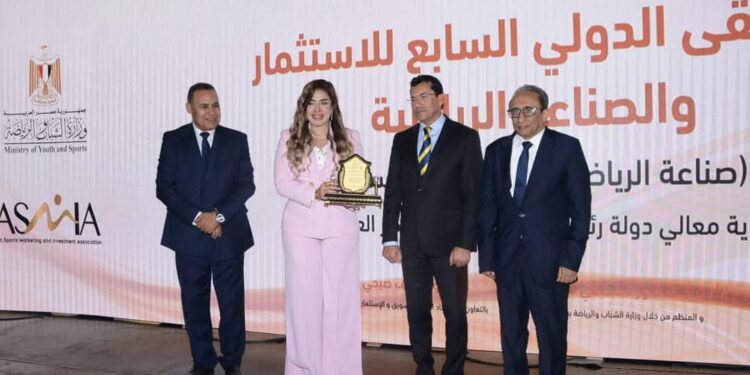 تكريم الإعلامية الدكتورة منى العمدة ضمن فعاليات الملتقى الدولي للاستثمار والصناعة الرياضية