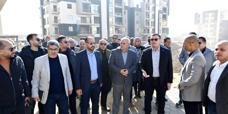 وزير الإسكان يتفقد سير العمل بمشروعات سكن مصر ودار مصر وجنة بمدينة القاهرة الجديدة