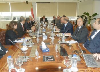 وزير الإسكان يعقد اجتماعاً مع مسئولى شركة «سيتي إيدج» لمتابعة موقف تسويق الوحدات بالمدن الجديدة