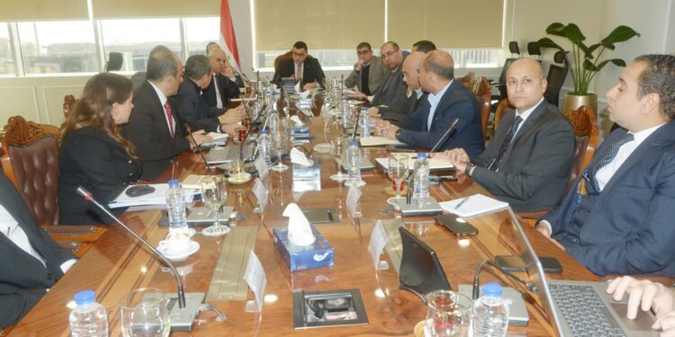 وزير الإسكان يعقد اجتماعاً مع مسئولى شركة «سيتي إيدج» لمتابعة موقف تسويق الوحدات بالمدن الجديدة