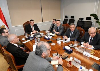 وزير الإسكان يتابع سير العمل بهيئة المجتمعات العمرانية..وخطط العمل المستقبلية