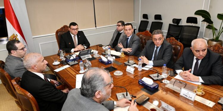 وزير الإسكان يتابع سير العمل بهيئة المجتمعات العمرانية..وخطط العمل المستقبلية