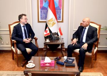  وزير الصناعة يلتقي السفير الكندي بالقاهرة لبحث التعاون مع الشركات الكندية في مجال صناعة السيارات والصناعات المغذية لها وصناعات الطاقة المتجددة