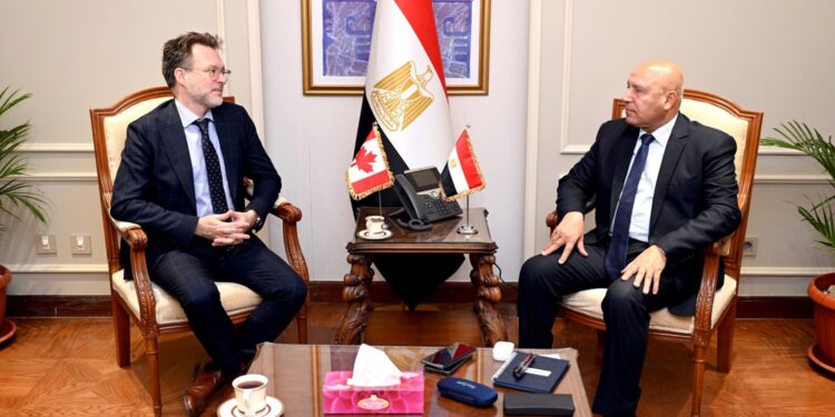 وزير الصناعة يلتقي السفير الكندي بالقاهرة لبحث التعاون مع الشركات الكندية في مجال صناعة السيارات والصناعات المغذية لها وصناعات الطاقة المتجددة