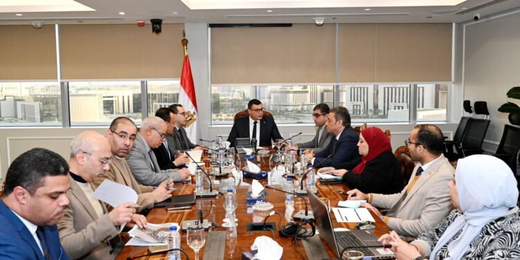 تضم 5000 وحدة وفيلا سكنية بعدة مدن جديدة: وزير الإسكان يستعرض الاستعدادات الخاصة بإطلاق مبادرة «بيتك في مصر» للمصريين بالخارج