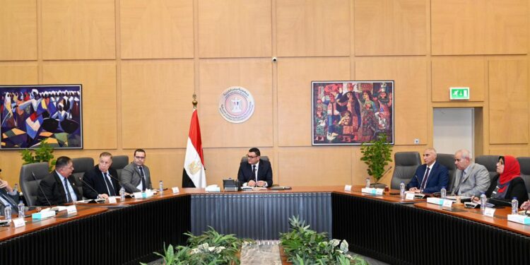 وزير الإسكان يلتقى رئيس وأعضاء اتحاد المستثمرين لبحث سبل تعزيز التعاون وتذليل أي عقبات أمام الاستثمار بالمدن الجديدة