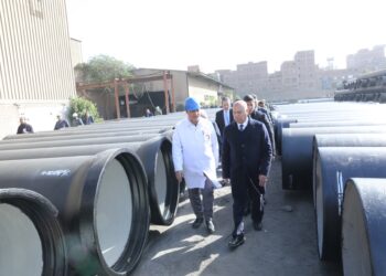 بعد توقفها لمدة عامين .. وزير الصناعة يتفقد سير العمل وخطوط الإنتاج بشركة النصر للمسبوكات