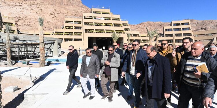 وزير الإسكان يواصل جولته بمشروع تطوير موقع التجلى الأعظم بسانت كاترين بتفقد الفندق الجبلى والنزل البيئي ومبنى وساحة السلام
