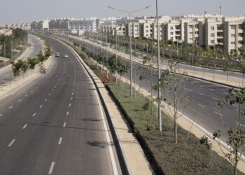  وزير الإسكان يتابع موقف مشروعات الطرق والكهرباء وما تم إنجازه بعام 2024 بمدينة القاهرة الجديدة