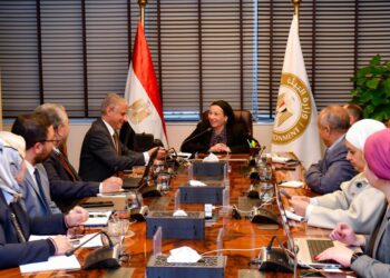 وزيرة البيئة تلتقي مع فريق استشاري من الأكاديمية البحرية للعلوم والتكنولوجيا لتعزيز الحلول العلمية في الحفاظ على البيئة البحرية