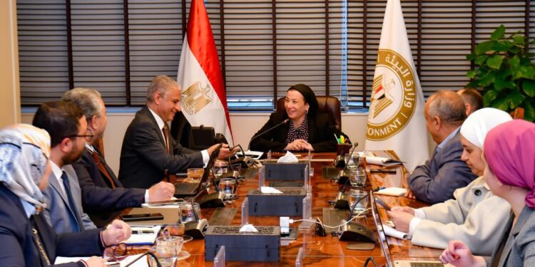 وزيرة البيئة تلتقي مع فريق استشاري من الأكاديمية البحرية للعلوم والتكنولوجيا لتعزيز الحلول العلمية في الحفاظ على البيئة البحرية