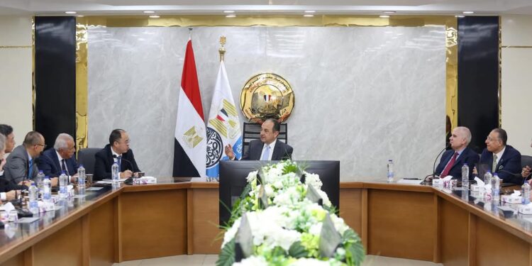 وزير قطاع الأعمال العام يلتقي رئيس شركة CNRC الصينية الرائدة عالميا في صناعة الإطارات لبحث سبل التعاون