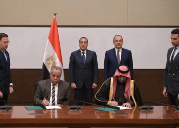 رئيس الوزراء يشهد توقيع عقد استغلال وتشغيل فرن قوس حراري لإنتاج سبائك السيليكو منجنيز بين شركتي «كيما» التابعة لوزارة قطاع الأعمال العام و«الشرق للاستثمار»