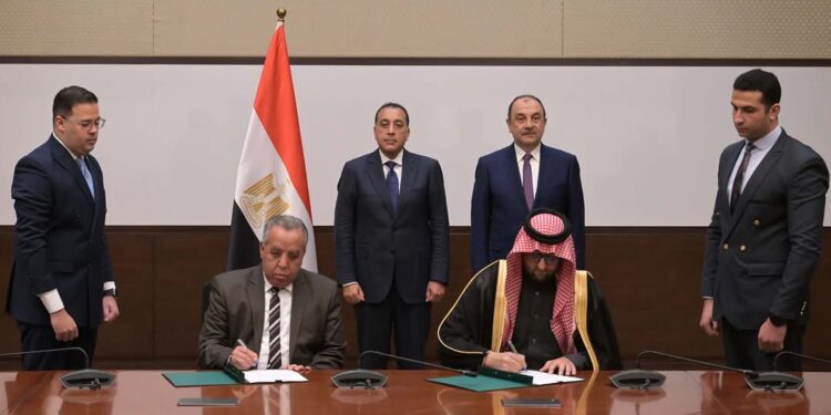 رئيس الوزراء يشهد توقيع عقد استغلال وتشغيل فرن قوس حراري لإنتاج سبائك السيليكو منجنيز بين شركتي «كيما» التابعة لوزارة قطاع الأعمال العام و«الشرق للاستثمار»