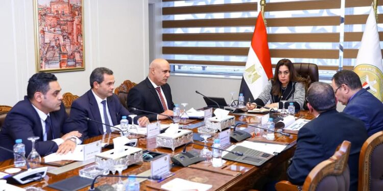 وزيرة التنمية المحلية تتابع مع قطاع المحليات ملفات التصالح علي مخالفات البناء وتقييم القيادات بالمحافظات والتواصل مع أعضاء مجلسي النواب والشيوخ