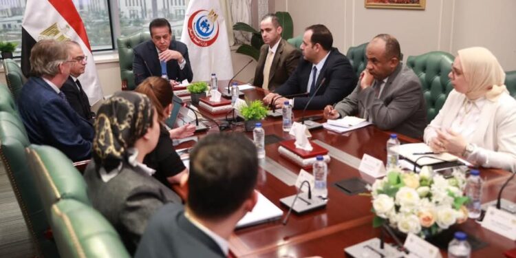 نائب رئيس مجلس الوزراء وزير الصحة والسكان يبحث مع وفد المملكة المتحدة للمستشفيات الدولية سبل التعاون والفرص الاستثمارية في القطاع الصحي