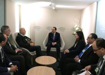 على هامش فعاليات اليوم الثالث لمنتدى دافوس 2025: رئيس الوزراء يلتقي الرئيس التنفيذي لشركة إيني الإيطالية