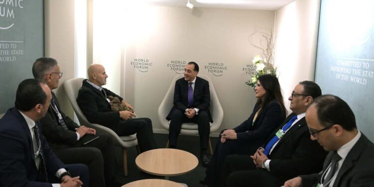 على هامش فعاليات اليوم الثالث لمنتدى دافوس 2025: رئيس الوزراء يلتقي الرئيس التنفيذي لشركة إيني الإيطالية