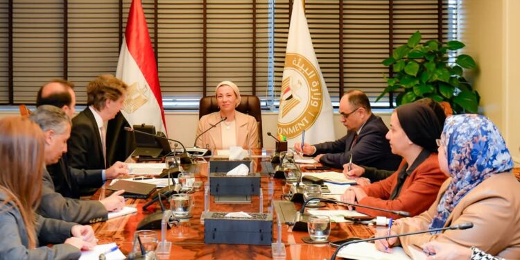 وزيرة البيئة تبحث مع الممثل المقيم لبرنامج الأمم المتحدة الإنمائي التعاون الثنائي في تنفيذ المشروعات الاستراتيجية الحالية والمستقبلية