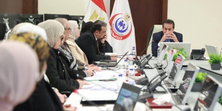 نائب رئيس مجلس الوزراء وزير الصحة والسكان يبحث معدلات التنفيذ بمشروع تطوير أنظمة الرعاية الصحية بمصر