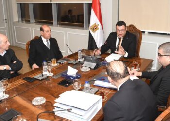 وزير الإسكان يعقد اجتماعاً مع شركات المقاولات العاملة ومسئولي مشروع تطوير موقع التجلى الأعظم ..و يوجه بإعداد تقرير أسبوعي للمتابعة الدورية للأعمال الجارية بالمشروع