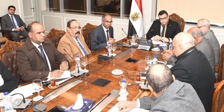 وزير الإسكان يلتقي نواب البرلمان عن محافظة أسوان ليحث شكاوى المواطنين بشأن ضعف وصول المياه لعدد من المناطق بالمحافظة