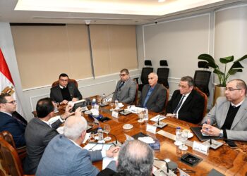 وزير الإسكان يجتمع بنواب ومساعدي هيئة المجتمعات العمرانية الجديدة لمتابعة سير العمل