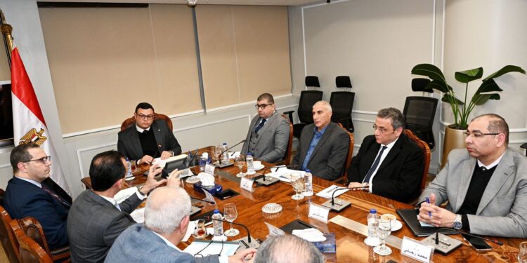 وزير الإسكان يجتمع بنواب ومساعدي هيئة المجتمعات العمرانية الجديدة لمتابعة سير العمل