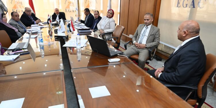 وزير الصناعة يزور المجلس الوطني للاعتماد ويلتقي العاملين بالمجلس ويتراس لجنة الوظائف القيادية