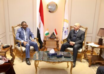 وزير الصناعة يبحث مع سفير جمهورية كوت ديفوار بالقاهرة يبحثان زيادة حجم التبادل التجاري بين البلدين