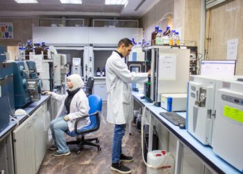 طبقا لمتطلبات مواصفتي الصحة والسلامة المهنية .. «متبقيات المبيدات» يعقم أقسام المعمل المختلفة لتوفير بيئة آمنة وصحية