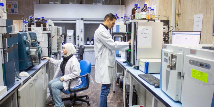 طبقا لمتطلبات مواصفتي الصحة والسلامة المهنية .. «متبقيات المبيدات» يعقم أقسام المعمل المختلفة لتوفير بيئة آمنة وصحية