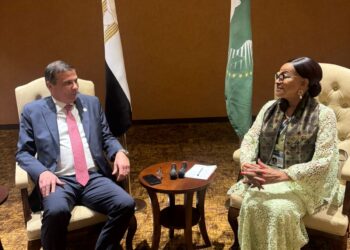 وزير الزراعة يلتقي مفوض الزراعة والتنمية الريفية بالاتحاد الافريقي في ختام قمة أوغندا