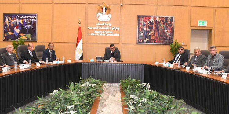 وزير الإسكان يتابع موقف المشروعات التي يتم تنفيذها ضمن المبادرة الرئاسية حياة كريمة