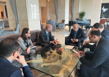 وزير الكهرباء يبحث مع وفد بنك إعاد الإعمار والتنمية الأوروبي سبل دعم وتعزيز التعاون المشترك