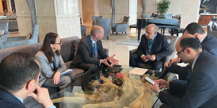 وزير الكهرباء يبحث مع وفد بنك إعاد الإعمار والتنمية الأوروبي سبل دعم وتعزيز التعاون المشترك